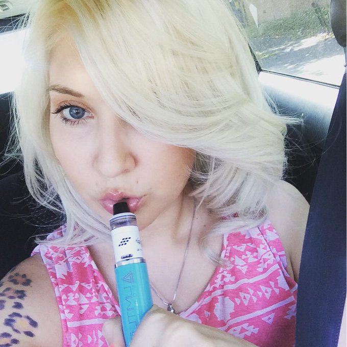 Team #Limitless ❤️ #vape #VapeLife  #vapebabes #blonde http://t.co/E8zlJAhdwE