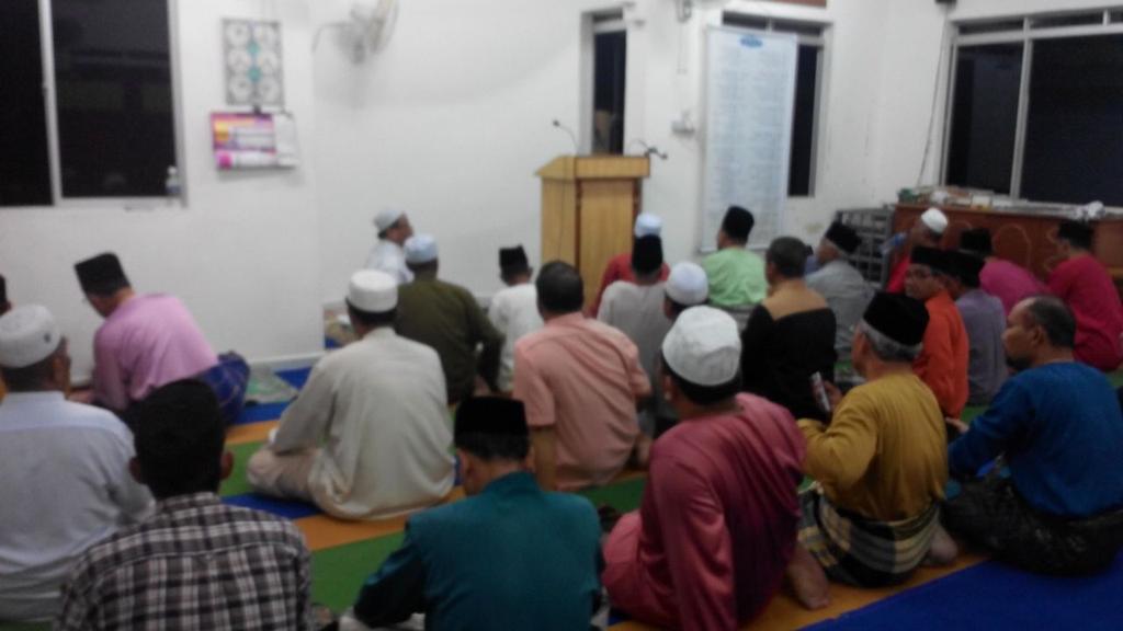hati_ledang's tweet photo. progrm jelajah terawikh-22/6 surau kg pt ponorogo @hamimsamuri @zeekay15 @hatiumnojohor @JauharOnline http://t.co/BSFWQ6TVpq
