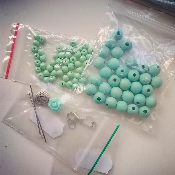Materialen bij elkaar gezocht voor een #armbandje #blauw #mintgroen #roos #hartje #zilver