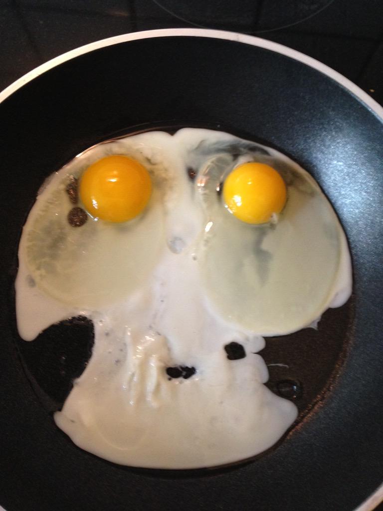 AutorMUlmer's tweet photo. #scarythingsinthepan #spiegelei #skullysideup #eggswitheyes @verlag_info @MaddieVonStark #Dunkellicht @AnjaBagus http://t.co/pMJfK1P1MW