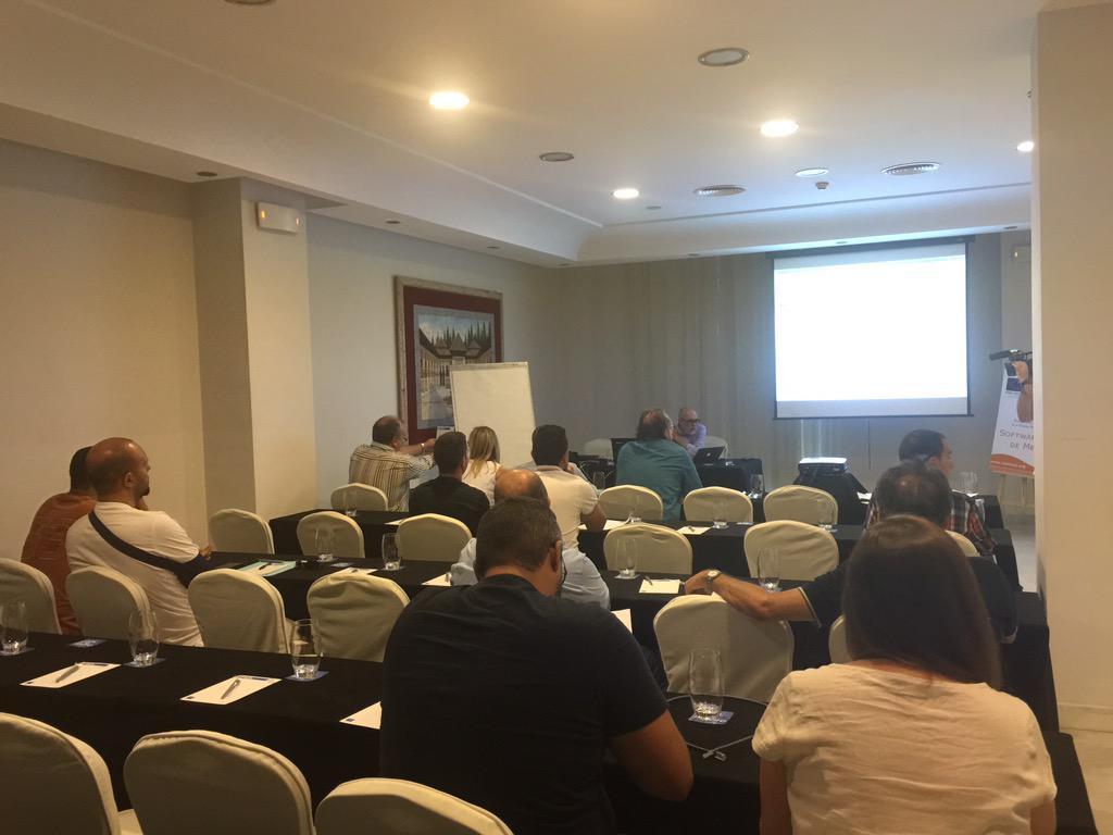 DBC_Software's tweet photo. Comenzando la charla de software libre por parte de @vgiralt @CentroMelinux http://t.co/dHTzvyLo9R