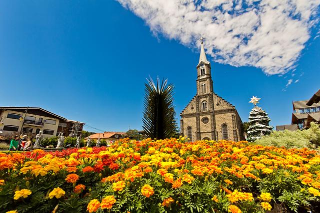 D_Viajero's tweet photo. Los colores que invaden el paisaje urbano de la ciudad de #Gramado, Rio Grande do Sul, #Brasil. http://t.co/psdSyXDWcq