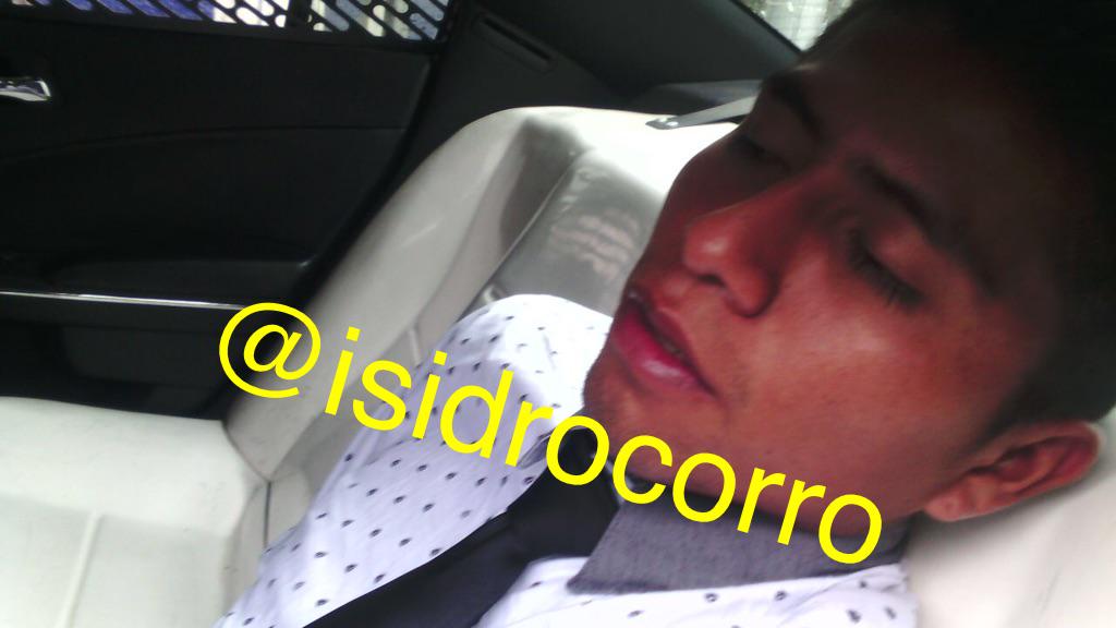 isidrocorro's tweet photo. Esperaron 10 min. para irrumpir en #BancoAzreca d Plaza Tezontle! Huían con 500mil pesos! Fueron capturados @retioDF http://t.co/OAzImfVIcl