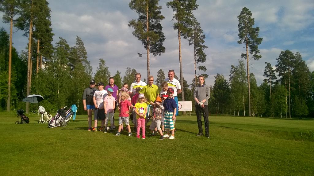 MikkoMiho's tweet image. #24hGolf Kartanogolf liikkeellä tavoitteena 2000€, paarin arvo 33,10€.
