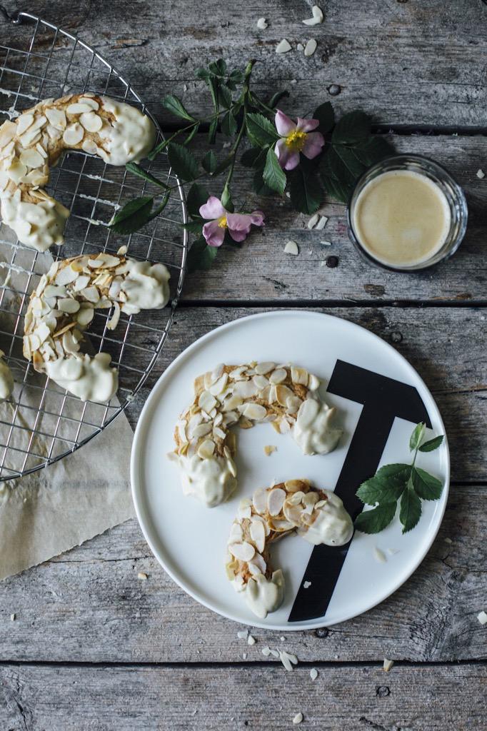 A most beautiful Berlin food blog written by lovely couple Laura and Nora. decor8blog.com/2015/06/22/our… <a href="/_foodstories_/">Our Food Stories</a>