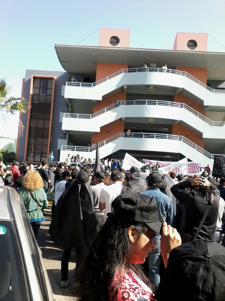 Angelbcare81's tweet photo. @TVN buenas, por q no mensionan en los medios q en iquique esta casi todo en paro zofri, cargadores, etc.. http://t.co/aPLdCYMtDR