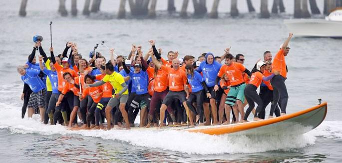 TheRiderPost's tweet image. #Record du monde : 66 #surfeurs sur une seule et même #planche ! @NBCNews #California urlz.fr/27vD