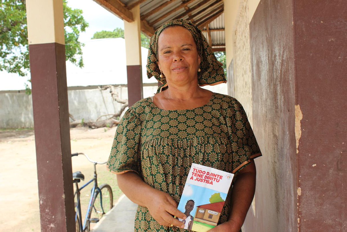 UNDP_GW's tweet photo. @UNVolunteers in #GuineaBissau and school officials join forces to teach teens about Access to Justice. #ROL4Peace http://t.co/2ViNDU7SNS