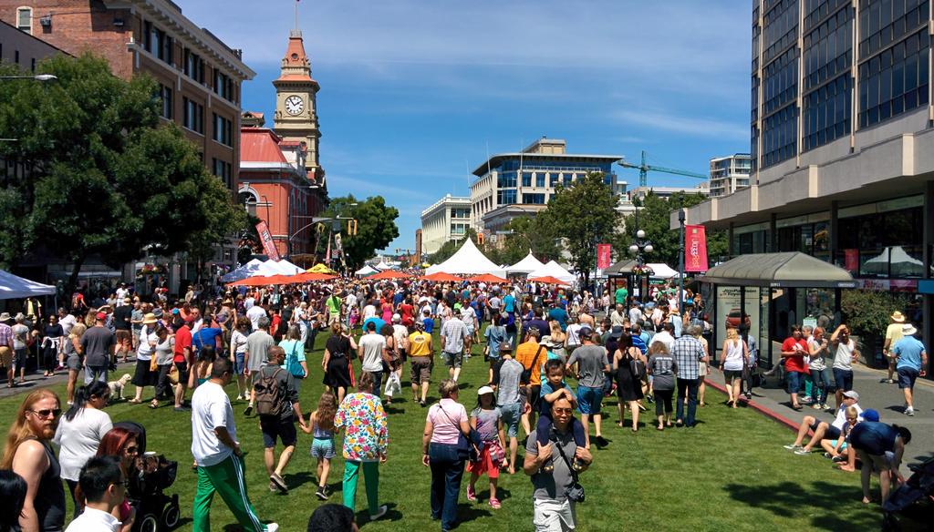 green_uvic's tweet photo. A green Douglas St full of pedestrians at #CarFreeDayYYJ yesterday. Great turnout, Victoria! #yyj http://t.co/0y0IgKzETh