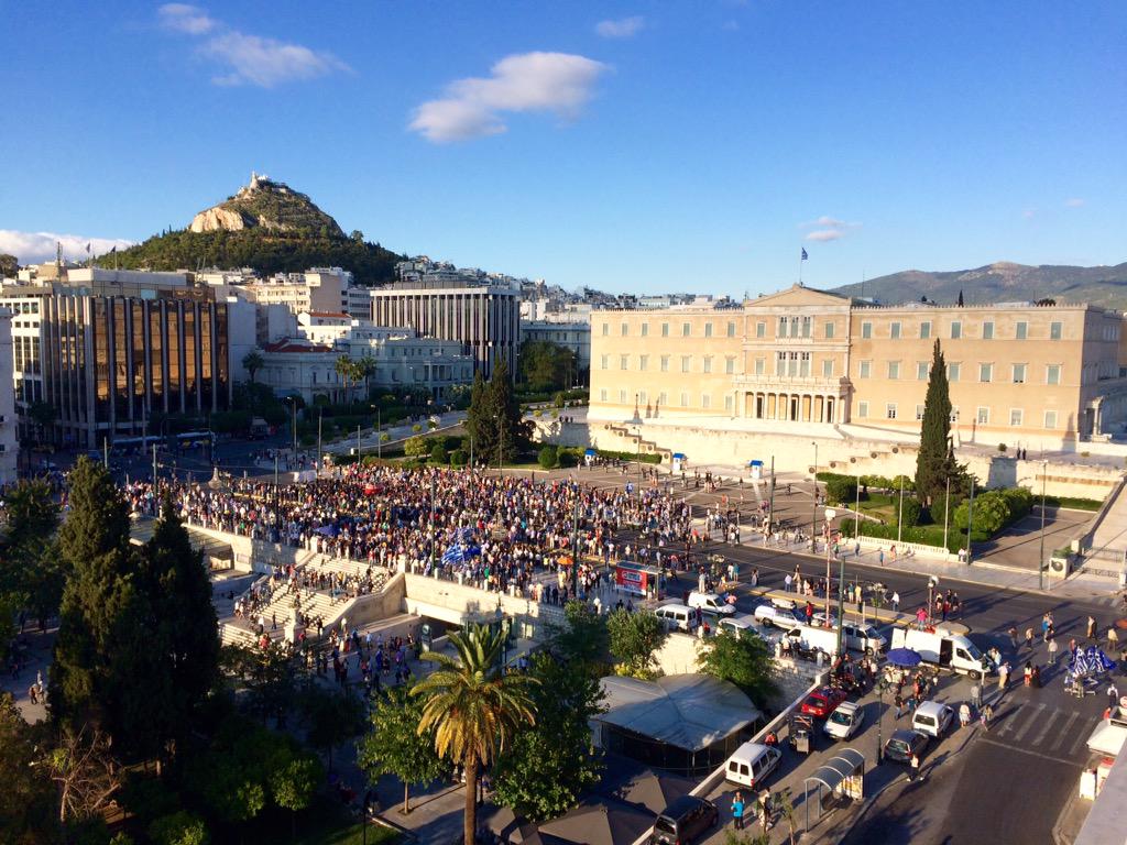 aer77's tweet photo. Larger crowd than yesterday gathering outside the Greek parliament. #Grexit http://t.co/rBylDHb3Ix