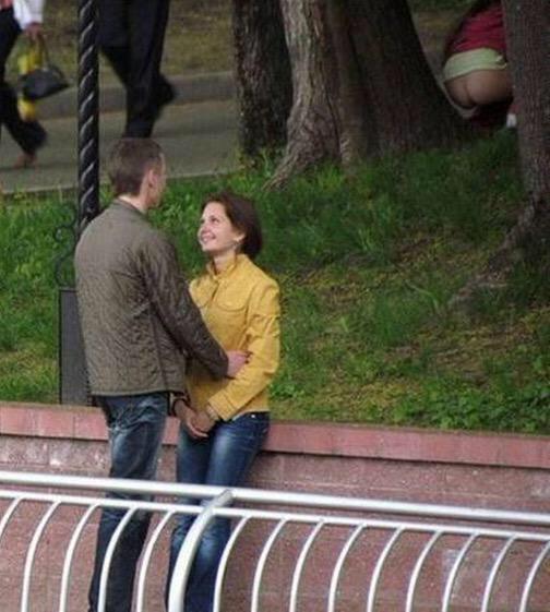 DittoBased's tweet image. When u talking to your crush but u see a booty in a distance