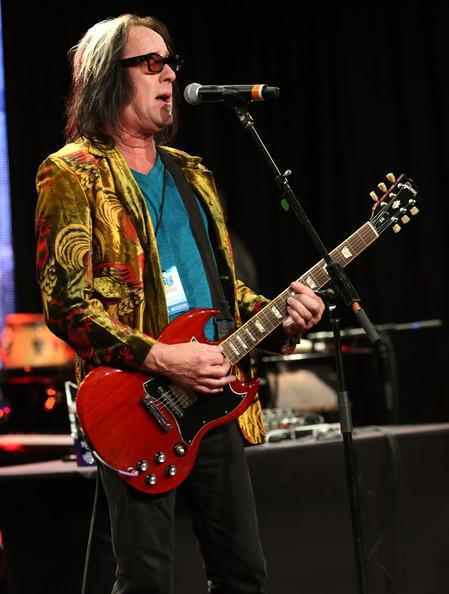 Happy birthday Todd Rundgren (67), multi-talented guitarist, pop artist and producer. Also outstanding with Utopia. 