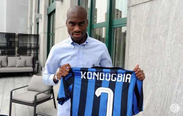 .@Geo_Kondogbia pamerkan jersey nomor 7 kepada suporter! #KondogbiaDay #FCIM