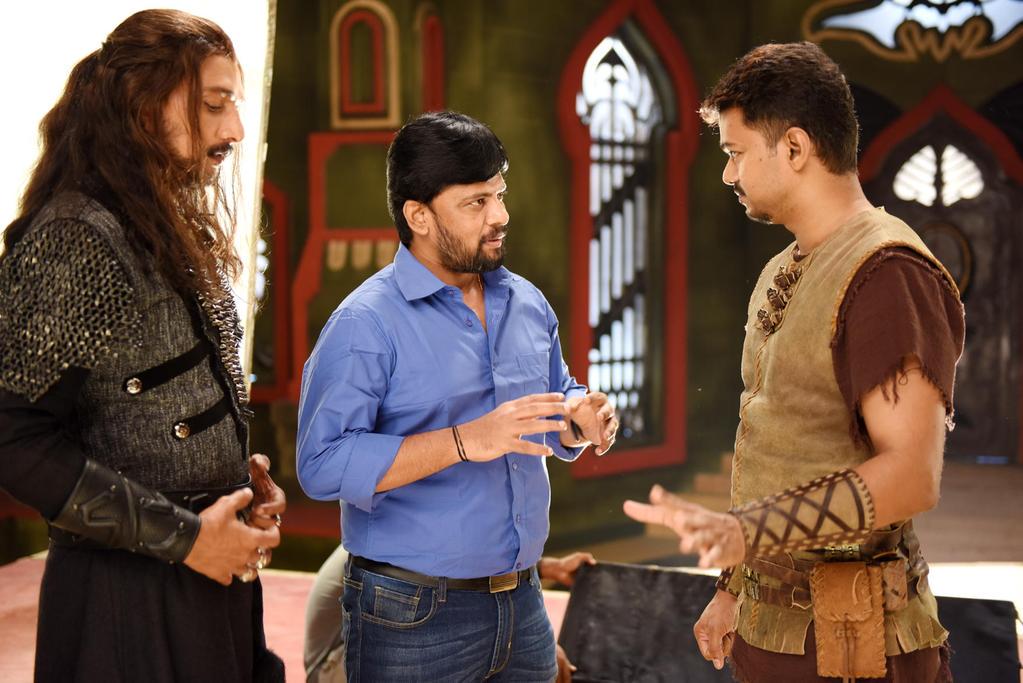 KollywoodCinima's tweet photo. #HBDDearVIJAY #Puli #Ilayathalapathy #Vijay New Stills #PuliFirstLook 02 Working Stills http://t.co/ol40OWkqCq