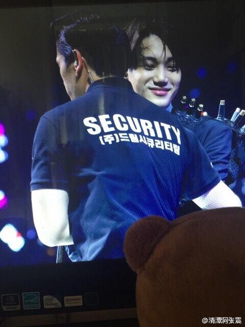 _gom114js's tweet photo. บนเวทีแสดงเขาจะเซ็กซี่แค่ไหนแต่เขาก็ชอบทำตัวน่ารักนะเหมือนเด็กอายุสองขวบครึ่ง แงงงงงงงงงคิมจงอินทำไมแกน่ารักเง้ http://t.co/wEjQPxEfxZ