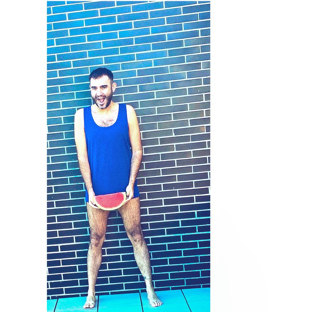 alcarriavision's tweet photo. Watermelon 🍉 #sandia #beard #gay #Instagram #instaguy #ositotime #bear #SummerTime #handsome http://t.co/G4MsxtgbBU