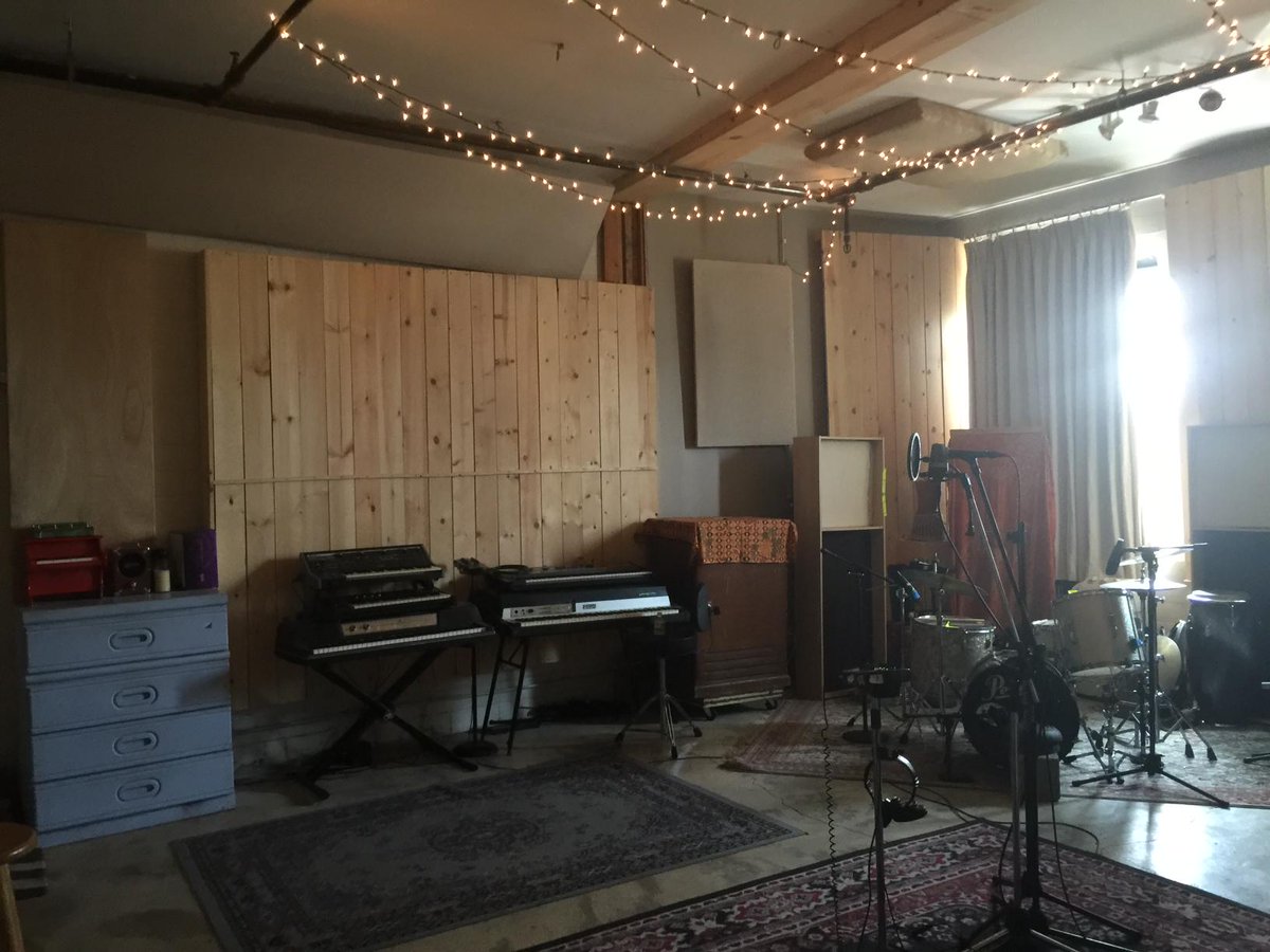 우리는 녹음 스튜디오 에있어. 새로운 음악은 곧 제공 될 예정입니다 .