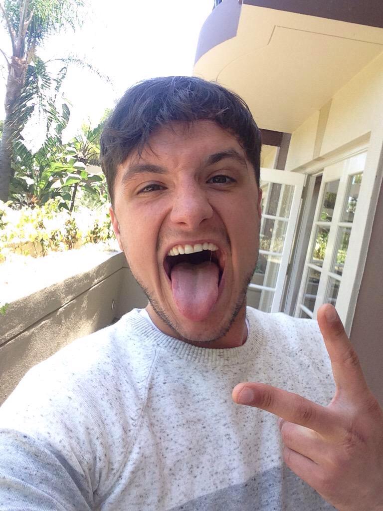 JOSH SELFIE. I REPEAT, JOSH SELFIE.