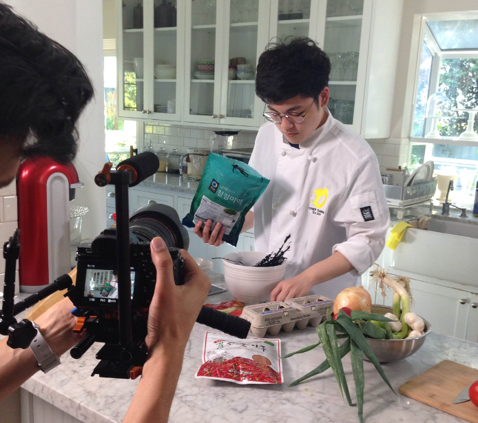 lolesports's tweet photo. Here's a behind the scenes shot of a feature on @Gamsulol we're cooking up http://t.co/MDVfdQzQDu