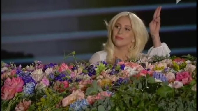 Lady Gaga y su hermosa version de "imagina" de John Lennon #MeEncanto
http://t.co/3fkgx7vy3l http://t