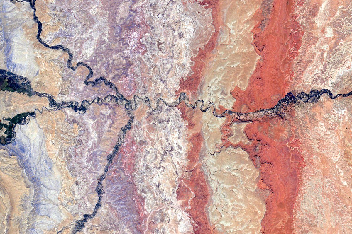 StationCDRKelly's tweet photo. #EarthArt Interesting how meaningless squiggles are until they stand for something else. #YearInSpace http://t.co/VvrHbPWfyT