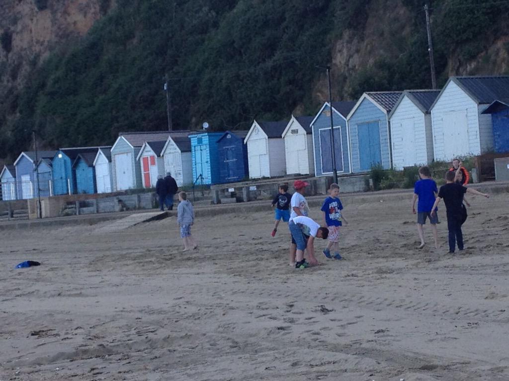 RodbourneCheney's tweet photo. Our year 6 residential children are now enjoying playing at the Isle of Wight seaside. http://t.co/wNgMSpWriF