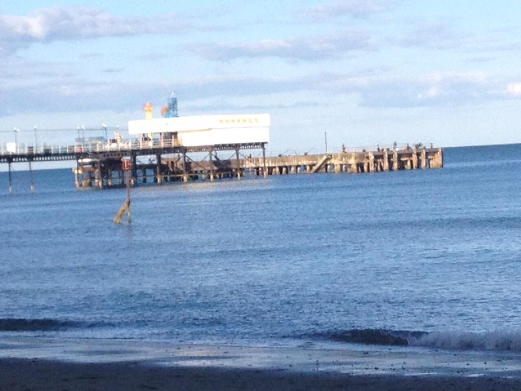RodbourneCheney's tweet photo. Our year 6 residential children are now enjoying playing at the Isle of Wight seaside. http://t.co/wNgMSpWriF