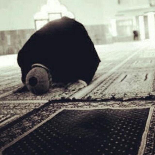 الطريق الوحيد لتحقيق الأماني ، سجودك لمن جعلك تعيش حتى هذا اليوم. 
#رمضان #رتويت