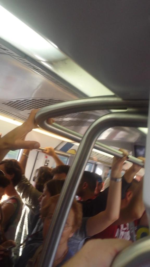 romainmetro's tweet photo. @iltrenoromalido @romafaschifo Vi ricordate quando dicevano "la Romalido come una metro" o "treno ogni 7min" #cheride http://t.co/erNIEiRFEl