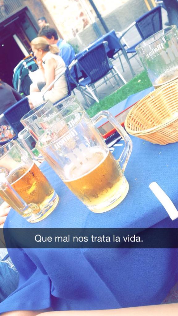 sofiiacalama7's tweet photo. Buena tarde con los niños. #cerveceomaximo @calu_97 @raulalonsob @jesus98_SM http://t.co/6XWdFqqqps