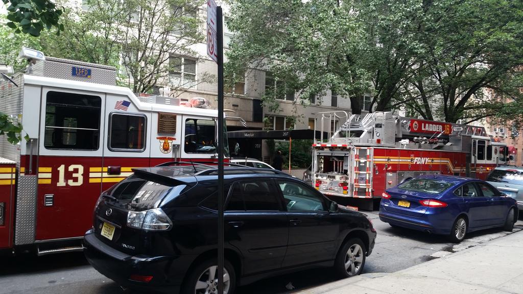 KhrizGS's tweet photo. Manhattan: FDNY 201E 74th St all hands working for fire on the 2nd floor of Building TL13-L16-E44-E22 @NYCityAlerts http://t.co/akjxki6fom