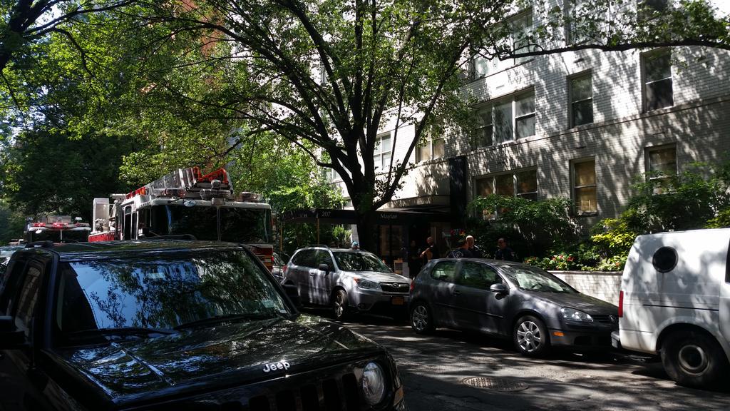 KhrizGS's tweet photo. Manhattan: FDNY 207 E 74th Street. All hands working for fire on the 2nd floor of Building. @NYCityAlerts http://t.co/u989ok7baI