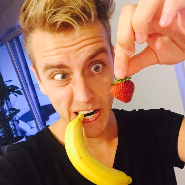 julienco_'s tweet photo. Soll ich diese knackige Banane mit Schale speisen ➡️ RETWEET 🍌

Oder diese lecker Erdbeere ? ➡️ FAVO 🍓 http://t.co/pZ5rlmQHNY