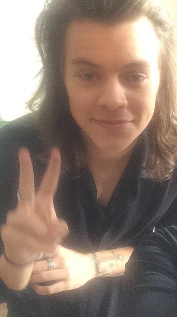 1DWorldTeamNL_'s tweet photo. Harry in London today http://t.co/rLyIEcW9Q5