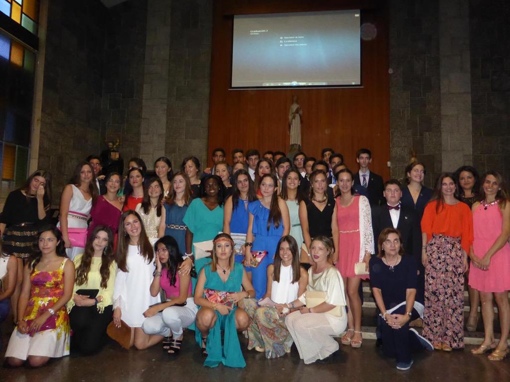 EscolapiaMerida's tweet photo. El viernes despedimos a una nueva promoción de alumnos. Seguiremos aquí para lo que necesitéis. #AhoraJugáisVosotros http://t.co/rofYgTziQe