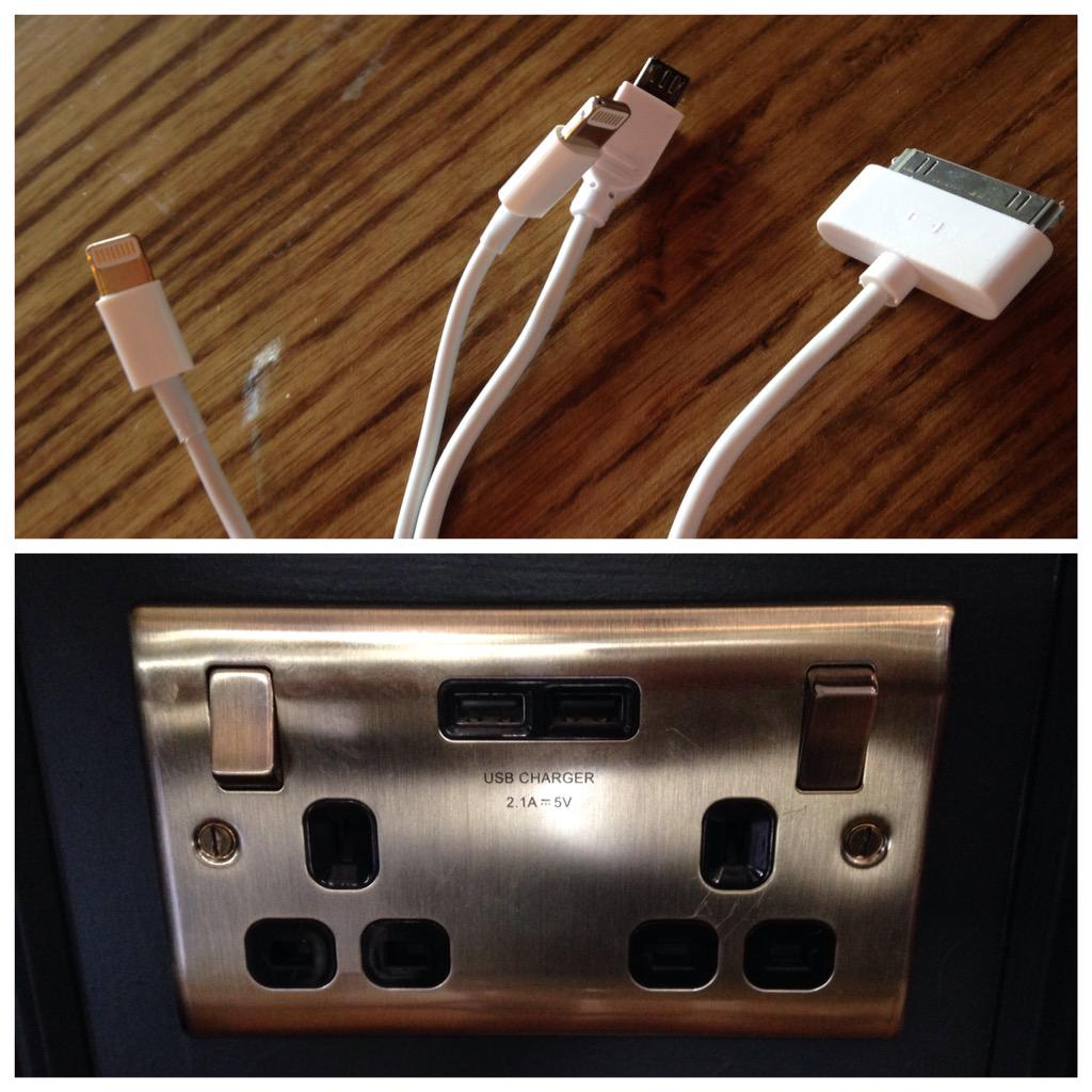 GrandCentralBN1's tweet photo. Phone dying? Stuck near Brighton Station? We offer a free power boosts for iPhones/Samsung with any drink purchased http://t.co/rYo98zEND1