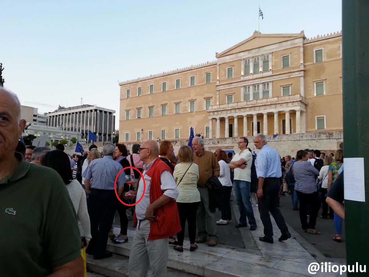 ElenisZoo's tweet photo. Αυτές οι μικρές χαρές της ζωής είναι που δίνουν γεύση στον αγώνα! Διαδηλωτής του #MenoumeEvropi με κολωνάτο ποτήρι! http://t.co/XOTn4Z0t9W