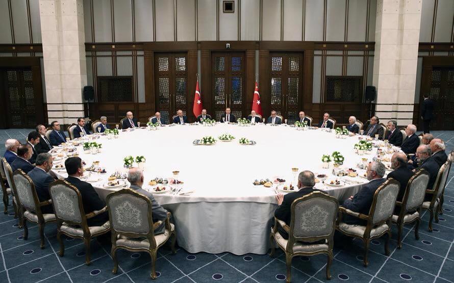 suyorumcusu's tweet photo. Gördüğüm en mütevazı iftar masası. Bir ucunda iftar açılırken diğer ucunda sahur yapılıyor saat farkından http://t.co/aNzEi542pl