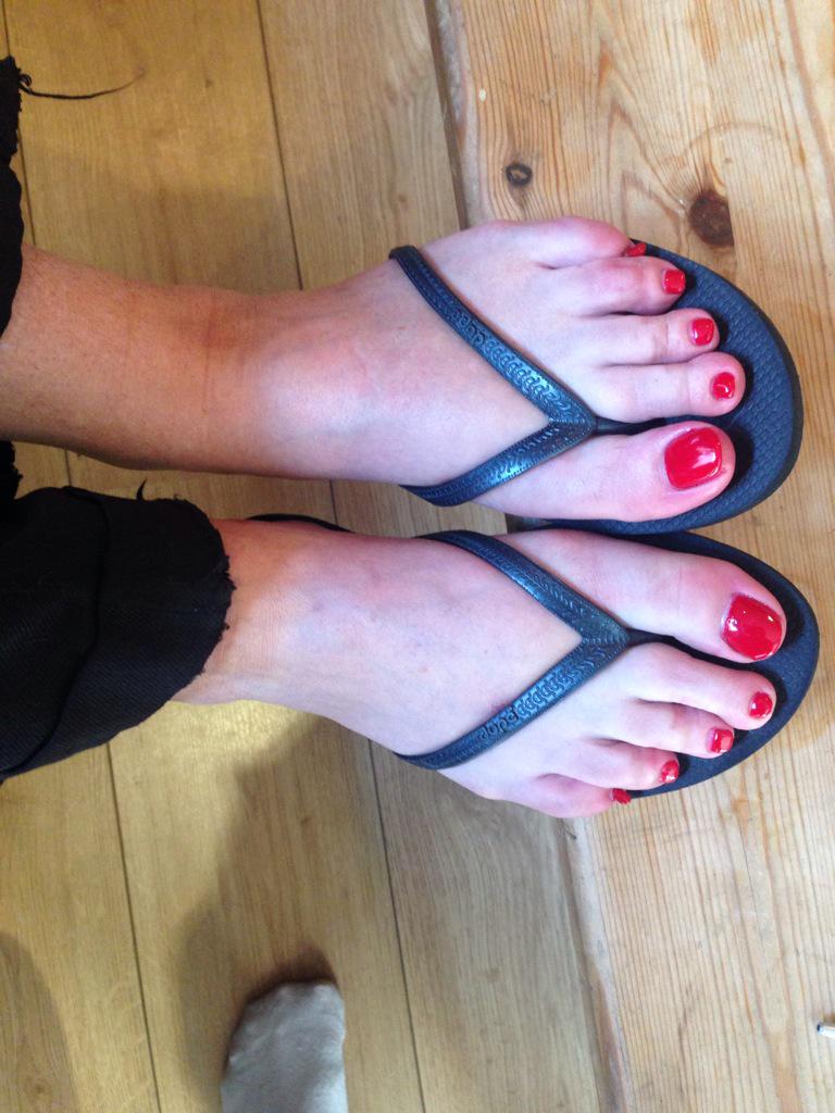 NailsbyEm's tweet photo. Gail's hands and toes ready for hols ☀️ http://t.co/tqn5SjCOwq
