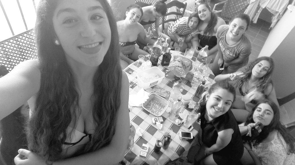 AuxiOjeda's tweet photo. Pa q quiero los dineros si yo tengo a mis amigas q son lo q yo mas quiero 🎶🎼💞👌👭🌅👏🍕🍝🍩🍫🌞💕🔙🔙 http://t.co/f2TcGHHa3S
