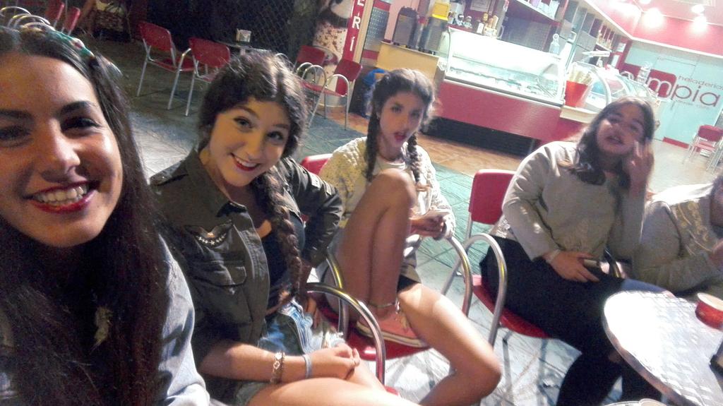 AuxiOjeda's tweet photo. Pa q quiero los dineros si yo tengo a mis amigas q son lo q yo mas quiero 🎶🎼💞👌👭🌅👏🍕🍝🍩🍫🌞💕🔙🔙 http://t.co/f2TcGHHa3S