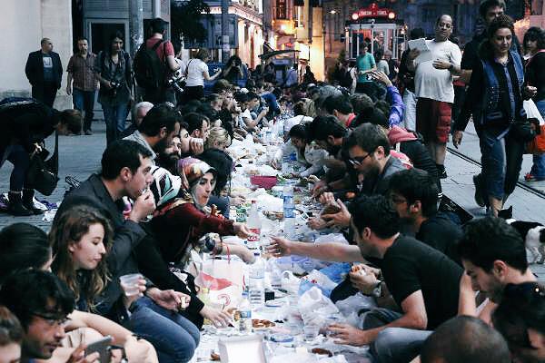 Bir Yanda Altın Varanklı Bardaklarla Saraylarda iftar Açan islam Alimleri,
Diğer Yanda #YeryuzuSofraları