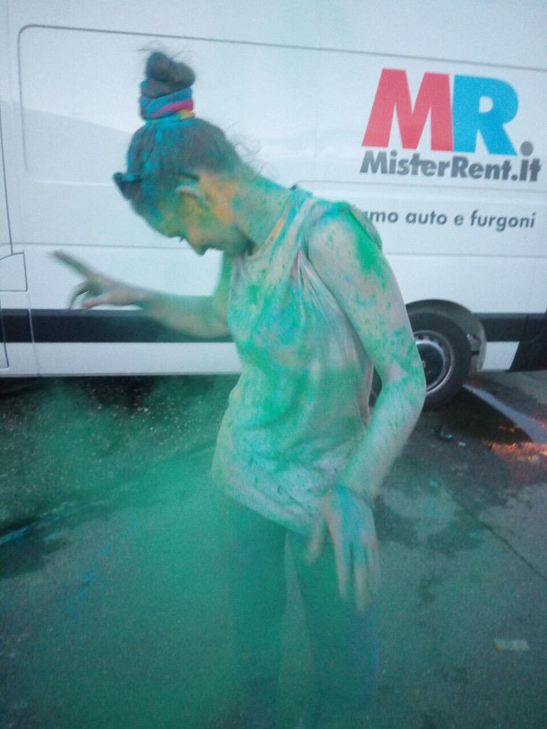 AlessiaDeNarda's tweet photo. Vi prego riportatemi là !! #sporchissima #coloratissima #TheColorRunTrieste #beautifulday #superhappy http://t.co/HtOmC144xD