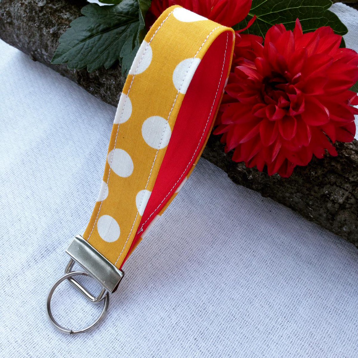 Ruby_Station's tweet image. Totally LOVING this vintage inspired yellow and red wristlet! Grab yours today at etsy.com/shop/RubyStati…