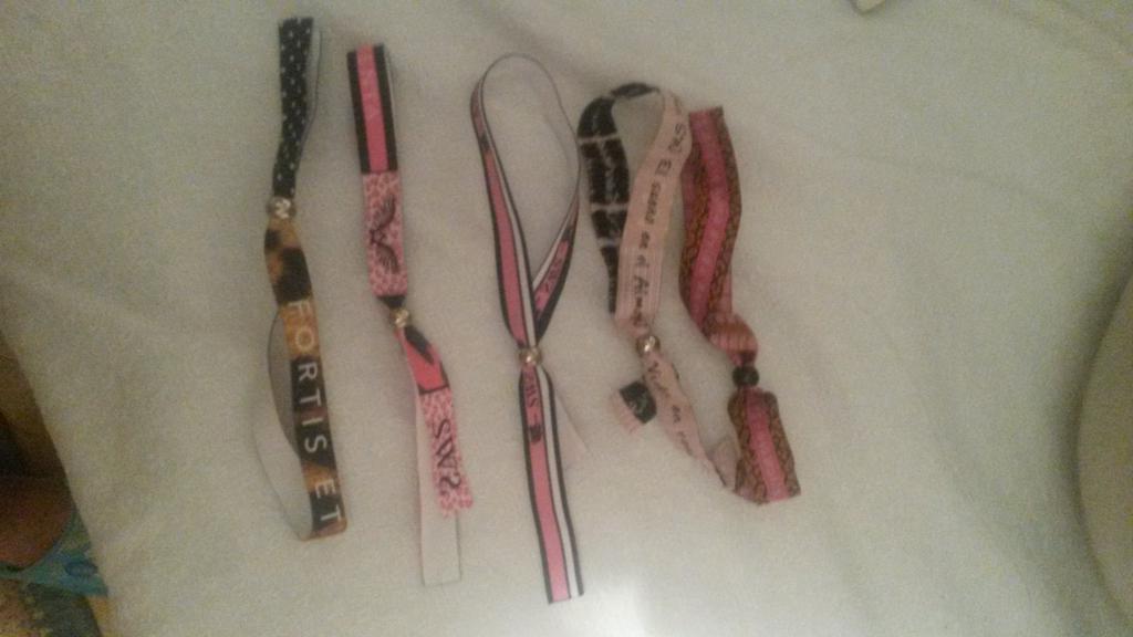 sangg28's tweet photo. En mi exposicion de trabajo de fin de carrera , no podian faltar las @PulserasSW @SoniaZWallsGH14 http://t.co/5diVG7jh8h