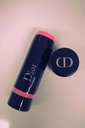 練りチークでふわっと血色。新色コスメ先どり！　すでにハマリ中な秋メイク。(Yu Soga) buff.ly/1RoqKSG