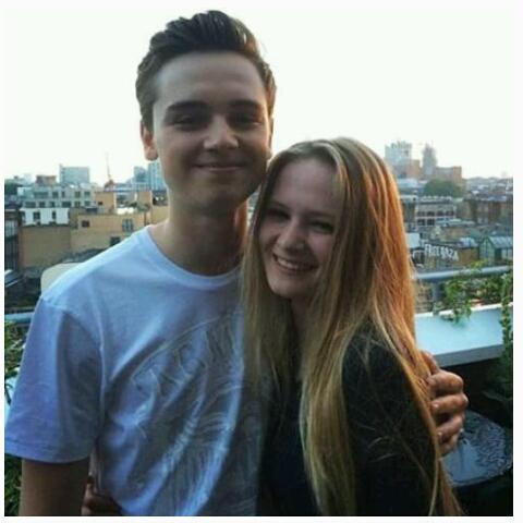 Cuando Tommen conoció a Mini Cersei Lannister.

'Incesto en el Tiempo', la Película.