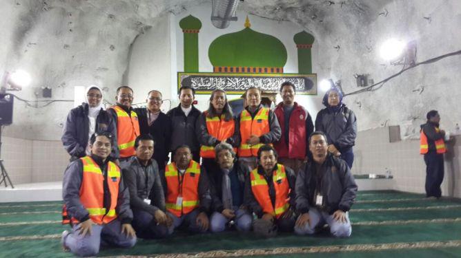 Ada Masjid dan Gereja di Tambang Bawah Tanah Freeport goo.gl/bXGl54