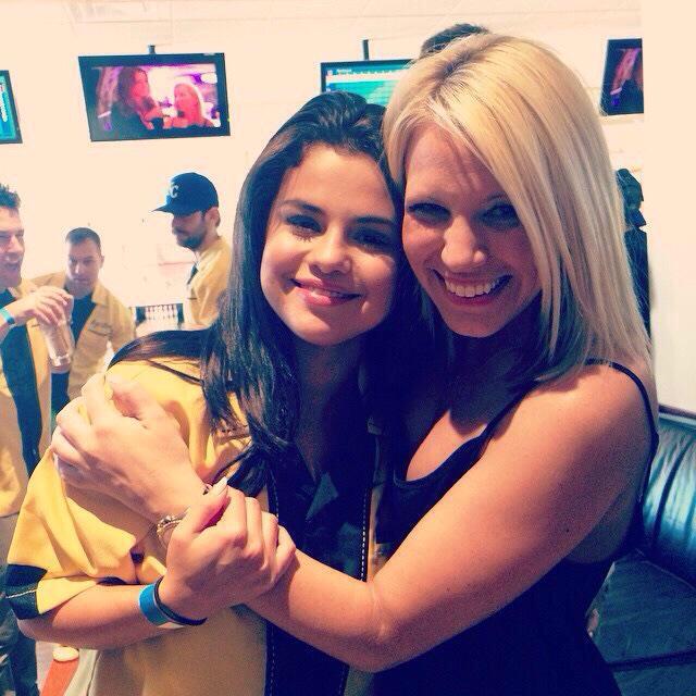 MyWorldIsSellyG's tweet photo. Selena , 20 hazirandan yeni resim! http://t.co/JtEhiCuVds