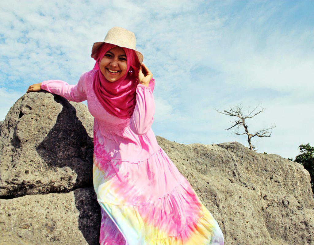 vani_embem's tweet photo. Tetap cantik meski di cuaca panas sekalipun ^^ Go to the Beach #HijabStyleMolto @BuMolto http://t.co/8NRAU8Lq2E